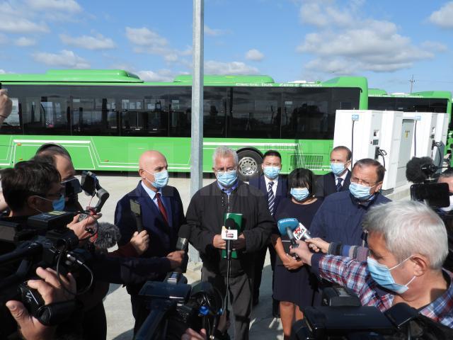 Primarul Ion Lungu, președintele CJ, Gheorghe Flutur, dir. ADR NE, Vasile Asandei, și viceprimarul Lucian Harșovschi, la recpționarea celor 25 de autobuze electrice