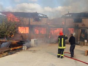 Un incendiu a cuprins vineri anexele unei gospodării din Berești