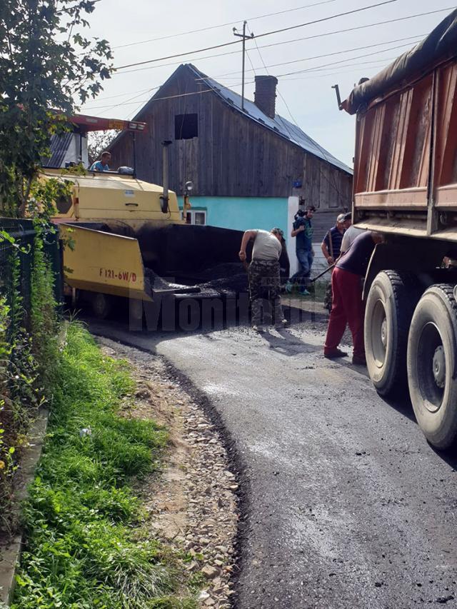 Lucrările de asfaltare din Rădăuți continuă în ritm accelerat