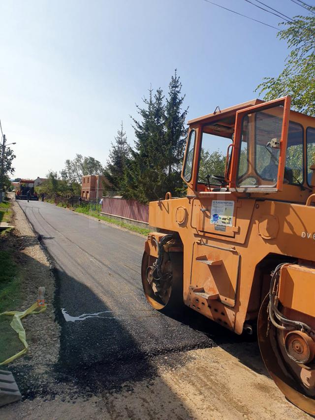 Lucrările de asfaltare din Rădăuți continuă în ritm accelerat