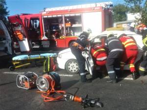 Pompierii au extras femeia rămasă blocată în autoturism