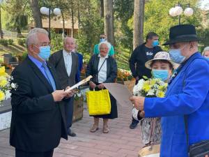 Cuplurile din Suceava care au împlinit 50 de ani de căsătorie au fost sărbătorite la zona de agrement Tătărași, într-o superbă zi de toamnă