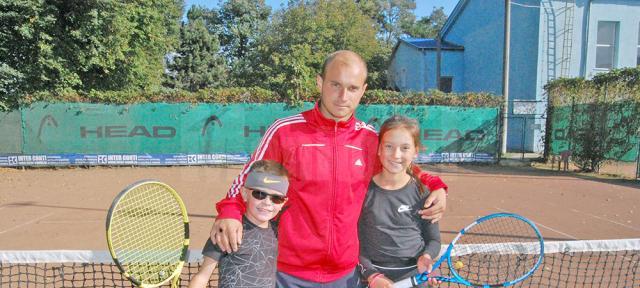 Antrenorul Bogdan Marasin, alături de sportivii Ştefan Morari şi Maya Rotari