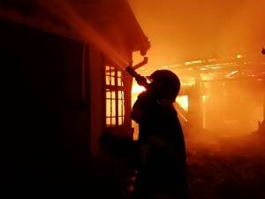 Incendiu violent la o casă, după ce o butelie s-a transformat într-o minge de foc