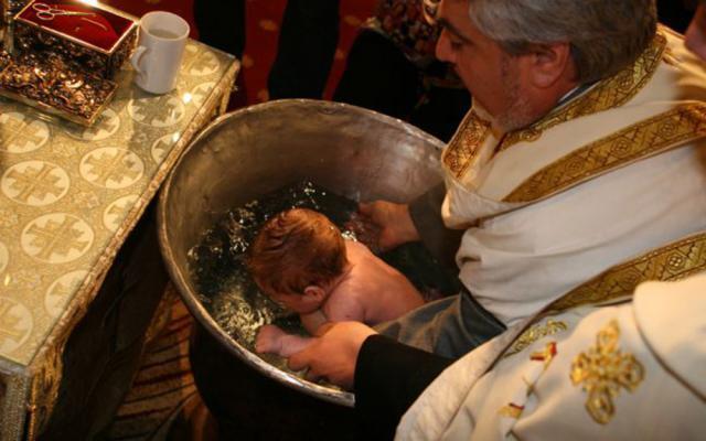 Ce înseamnă afundarea de trei ori în apa botezului?