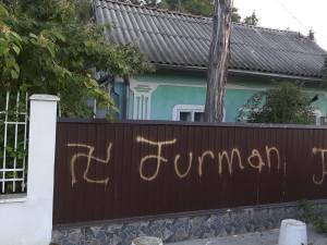 Mesaje antisemite pe afișe și pe gard, față de un candidat la Primăria Dornești