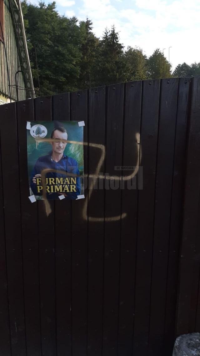 Mesaje antisemite pe afișe și pe gard, față de un candidat la Primăria Dornești