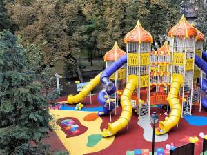 Loc de joacă de 600 de mp, pentru 150 de copii care se pot juca simultan, în Parcul Central al Sucevei