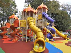 Loc de joacă de 600 de mp, pentru 150 de copii care se pot juca simultan, în Parcul Central al Sucevei