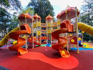 Loc de joacă de 600 de mp, pentru 150 de copii care se pot juca simultan, în Parcul Central al Sucevei