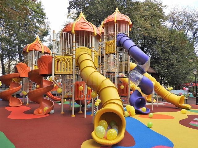 Loc de joacă modern, pentru 150 de copii, finalizat în Parcul Central Suceava