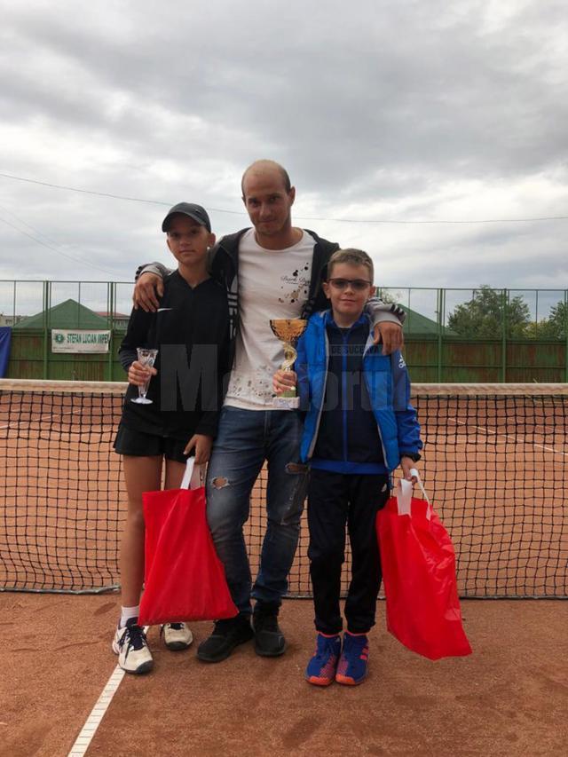 Antrenorul Bogdan Marasin, încadrat de Maya Rotari şi Ştefan Morari