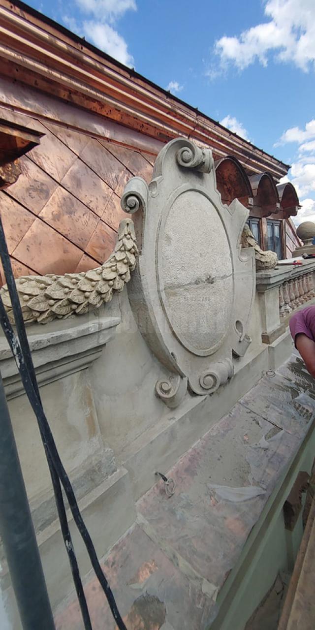 Coroana imperială va fi remontată pe fațada Muzeului ”Arta Lemnului” din Câmpulung Moldovenesc