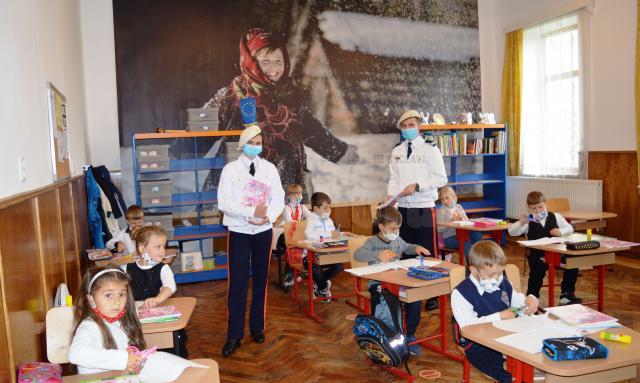 Donație de materiale didactice pentru elevii din Vatra Moldoviței