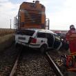 Mașina a fost lovită în plin de un tren la o trecere la nivel aflată în câmp