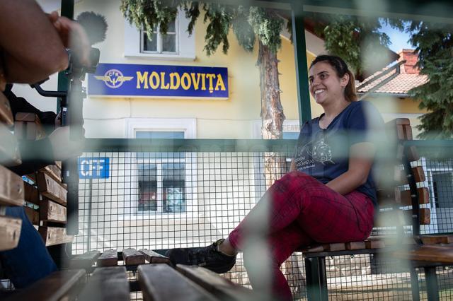 Povestea Dianei, fata care a plimbat mii de turiști cu mocănița de la Moldovița. Foto: Ema Motrescu