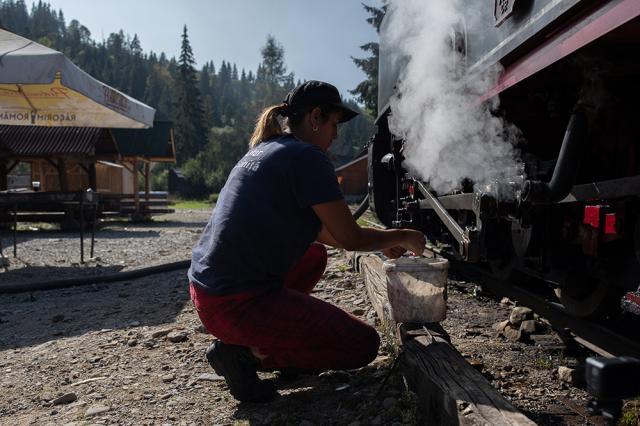 Povestea Dianei, fata care a plimbat mii de turiști cu mocănița de la Moldovița. Foto: Ema Motrescu