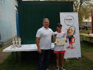 Suceveanca Maya Rotari primește trofeul Cupei Iorgos de la George Andronic