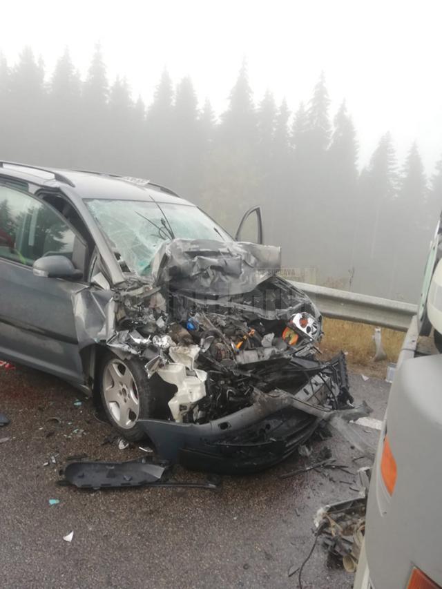 Autoturismul a fost grav avariat, iar bărbatul din dreapta șoferului a murit