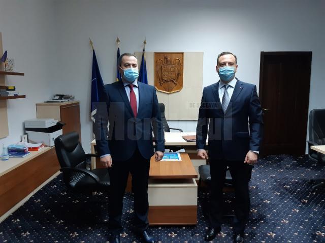 Consulul general al Republicii Moldova, Alexei Țurcan, si prefectul Alexandru Moldovan
