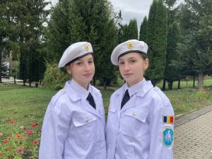 Două surori gemene studiază la Colegiul Militar din Câmpulung Moldovenesc