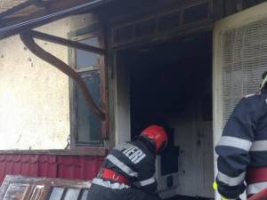 Interventie a pompierilor pentru stingerea incendiului la Straja