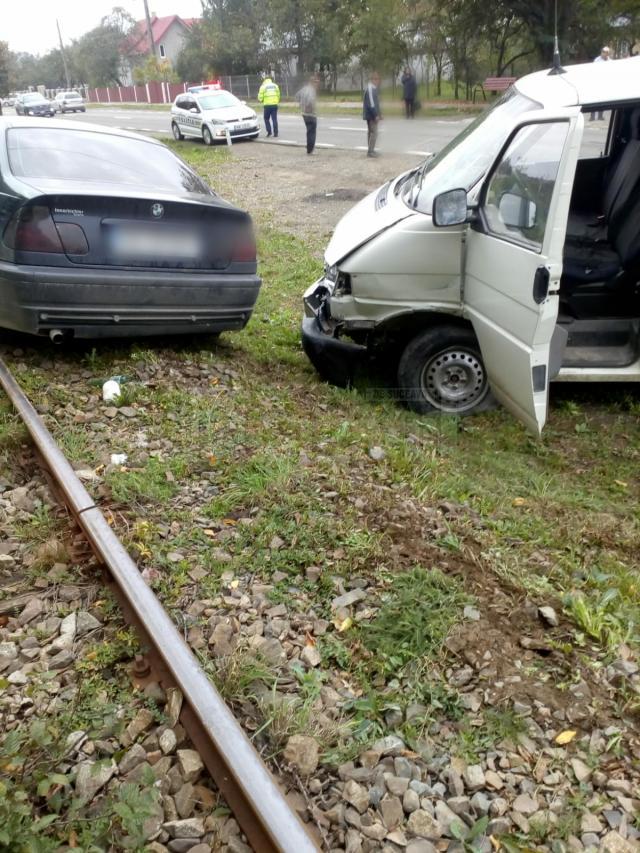 Cele două autoturisme implicate în accident la Vicovu de Jos