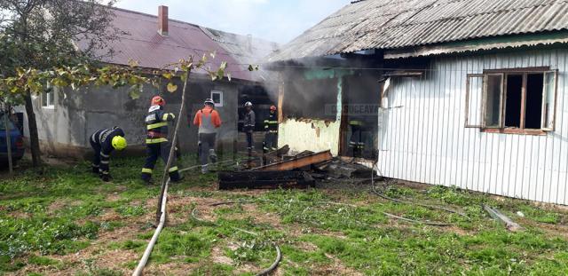 Bărbatul a dat foc casei bătrânești din gospodăria în care locuiește
