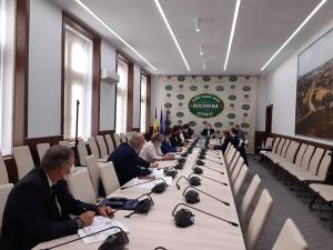 Comitetul Județean pentru Situații de Urgență Suceava a decis, luni, aplicarea unor restricții în vederea limitării răspândirii virusului
