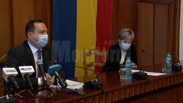 Prefectul Alexandru Moldovan și dr. Dana Costea, medic epidemiolog la DSP Suceava