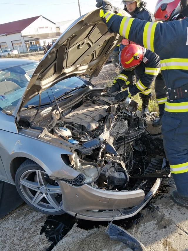 Autoturismul VW Passat avariat în accident
