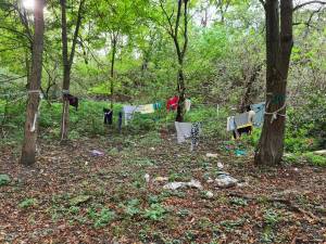 Un colț al parcului Șipote, transformat de romii din zonă în spațiu de agățat chiloți și pantaloni