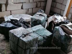Aproape 4.000 de pachete de țigări, abandonate de contrabandiști
