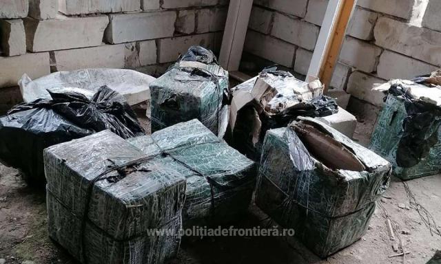 Aproape 4.000 de pachete de țigări, abandonate de contrabandiști