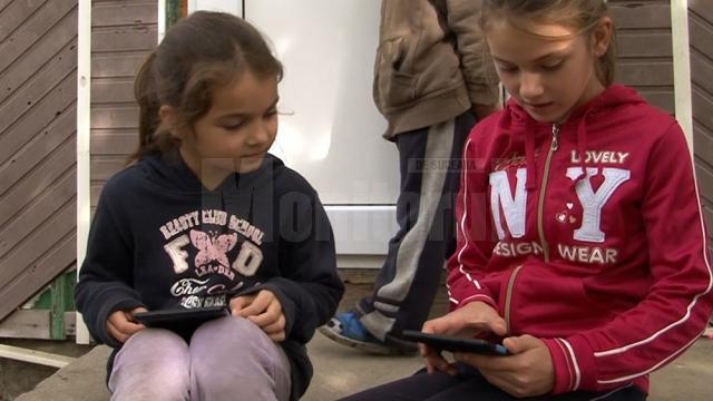 Elevii școlii din Dumbrăveni au primit 200 de tablete