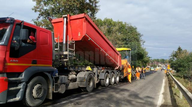Lucrări de asfaltare pe DN 17A, de la Rădăuți la Dornești