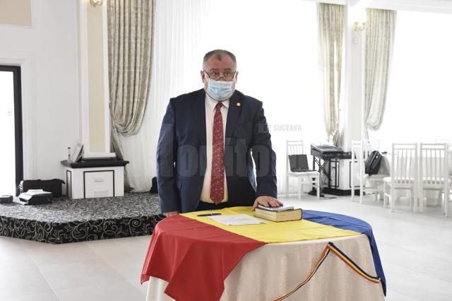 Primarul din Cornu Luncii, Gheorghe Fron, a depus, luni, jurământul pentru cel de-al treilea mandat consecutiv