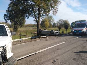 Două persoane rănite, în urma ciocnirii a două mașini la Vicovu de Jos