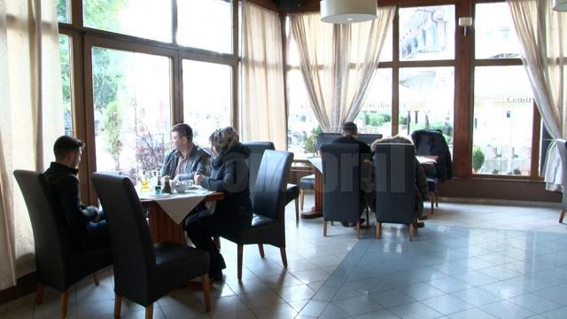 Patronul unui restaurant din Câmpulung Moldovenesc a deschis localul chiar dacă incidența la Covid este peste 3 la mia de locuitori