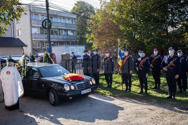 Garda de onoare îi dă onorul militar doctorului Cristian Irimie Foto Ema Motrescu