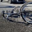 Biciclist de pe șosea la spital: a virat peste linia continuă și fără a se asigura