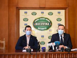 Managerul Spitalului Judeţean Suceava, dr. Alexandru Calancea, și prefectul Alexandru Moldovan