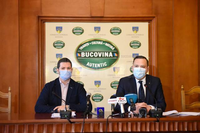 Managerul Spitalului Judeţean Suceava, dr. Alexandru Calancea, și prefectul Alexandru Moldovan