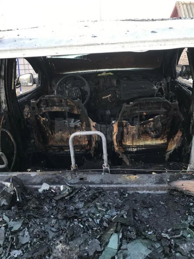Răzbunări în stil mafiot: taxiurile a doi frați, incendiate după ce aceștia i-au reclamat pe pirații auto