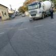Biciclist prins sub o autobetonieră, într-o intersecție din Rădăuți