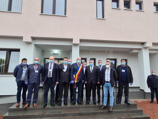 Fotografie de grup cu primarul și consilierii locali din Ipotești