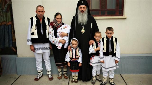 Mitropolitul Moldovei și Bucovinei a botezat al cincilea copil al unei familii din Straja FOTO Basilica.ro