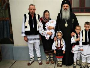 Mitropolitul Moldovei și Bucovinei a botezat al cincilea copil al unei familii din Straja  Foto Basilica.ro