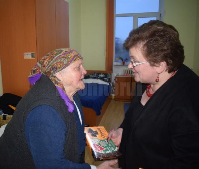 Zeci de persoane au participat la un salon caritabil de carte, online, ajutând astfel bătrânii din căminele sociale sucevene