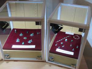 Mostre de malachit brut, în stare naturală, cât și bijuterii fine realizate prin prelucrarea malachitului, expuse la Muzeul de Științele Naturii